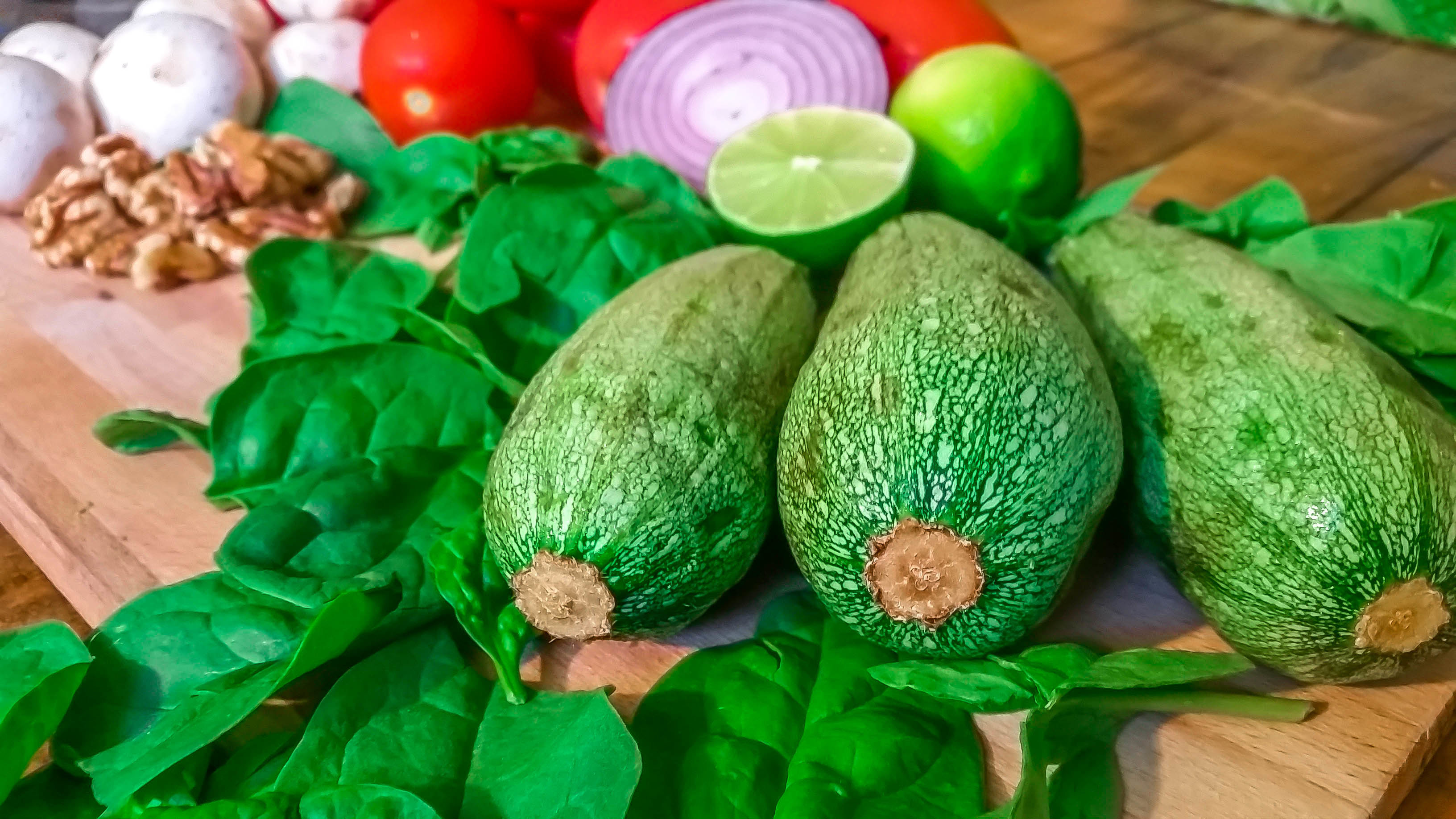 Among all the vegetables full of vitality and the color in the fridge, there were three poor zucchinis.