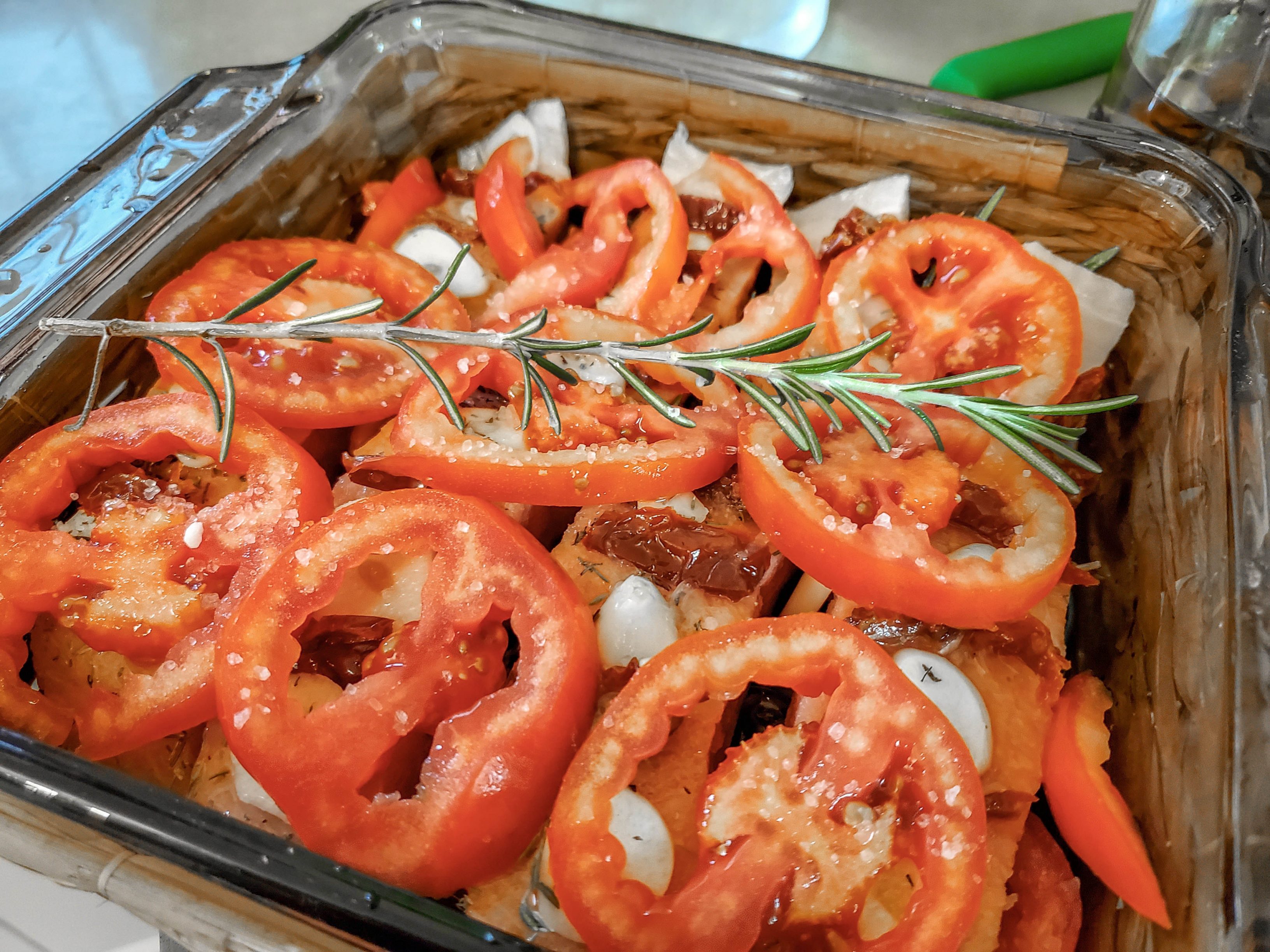 דג סלמון עם עגבניות בתנור
