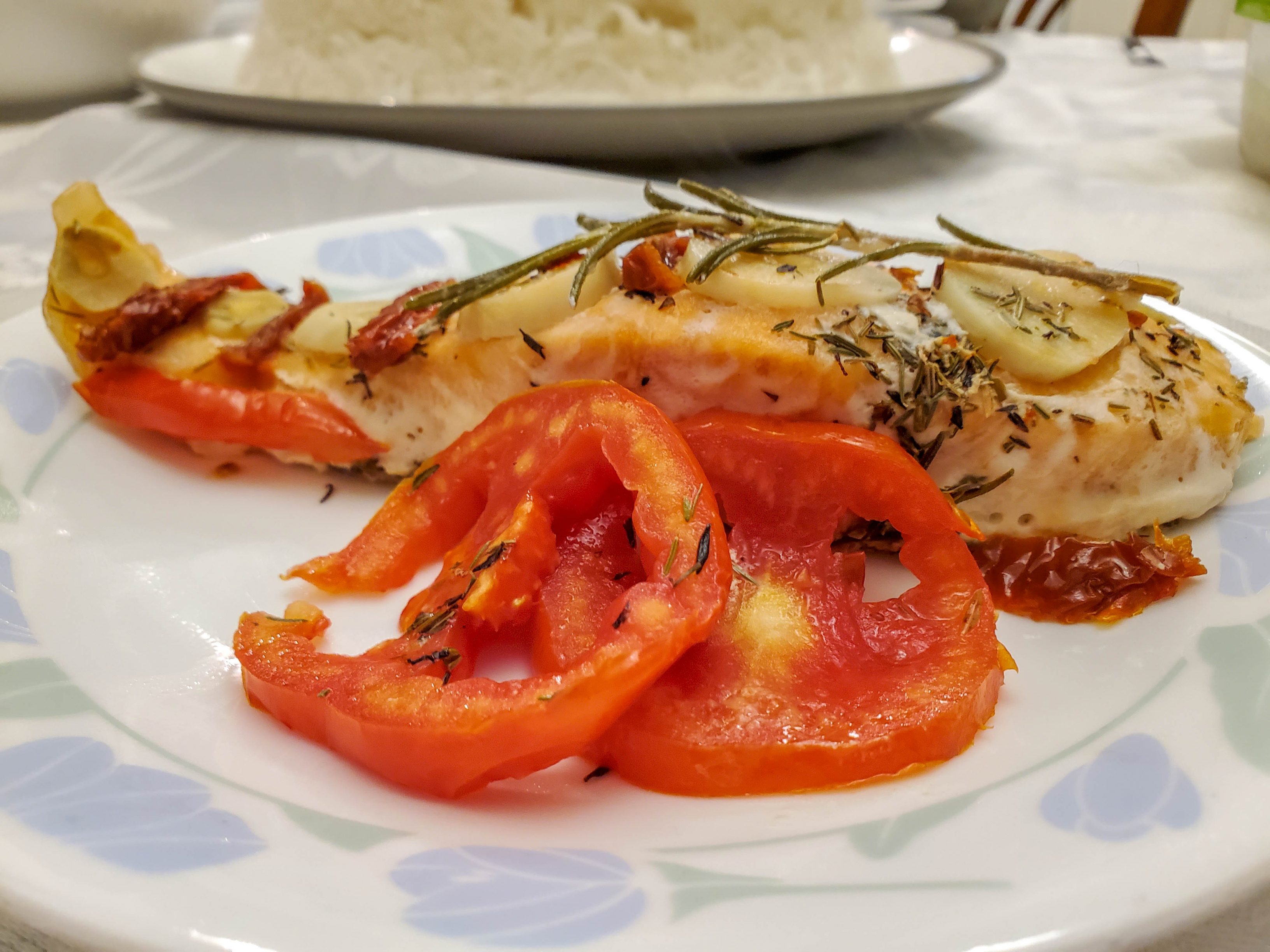 דג סלמון עם עגבניות בתנור